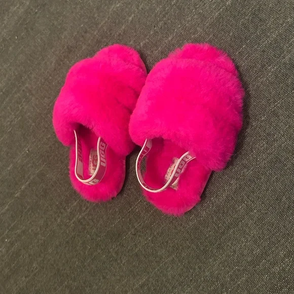 UGG Kids Vibrant Pink Fluffy Slippers - Picture 3 of 4